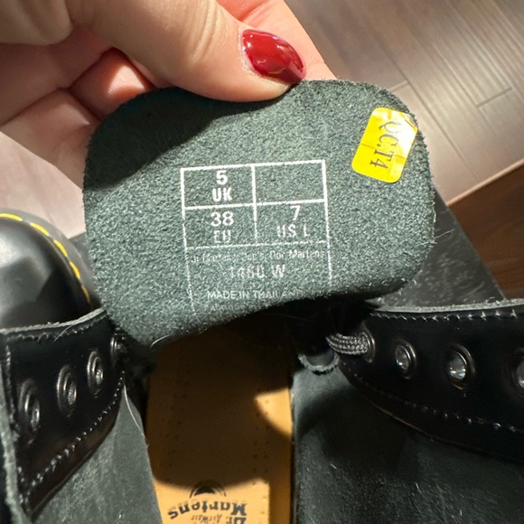 Dr Martens sz 7 like new, worn twice - Picture 4 of 16